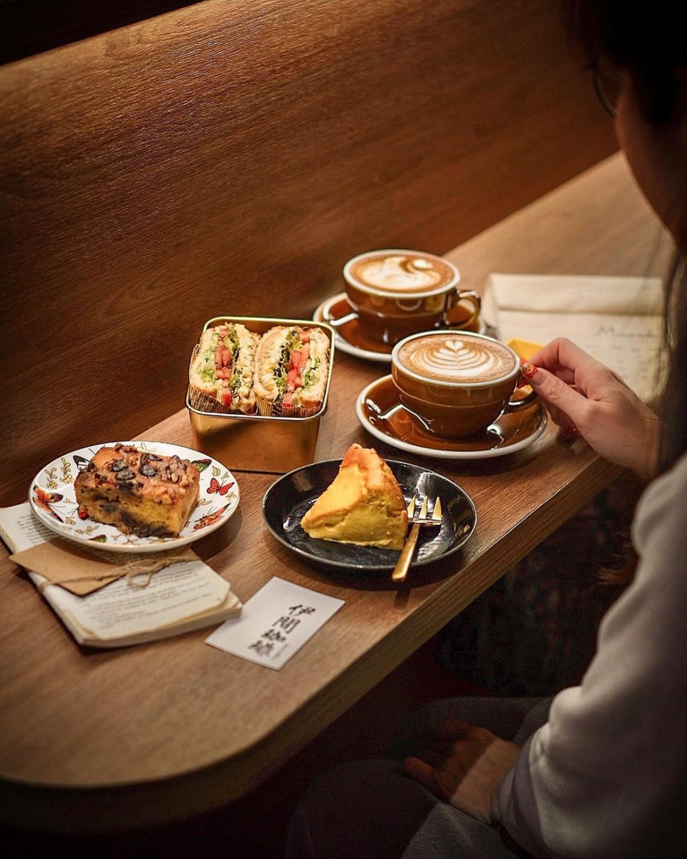 供有三文治、輕食與不同款式的蛋糕以及甜食。