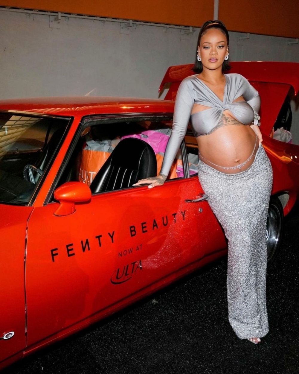 近日屢次展現時髦孕婦穿搭的Rihanna也曾穿上他們的設計。