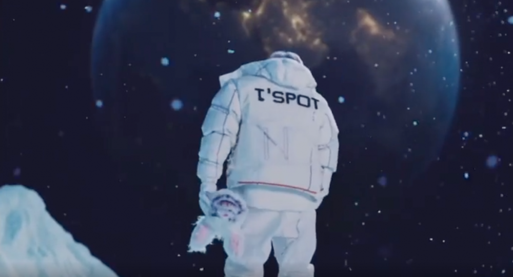 穿著像是太空人的穿搭，營造出在外太空的感覺。