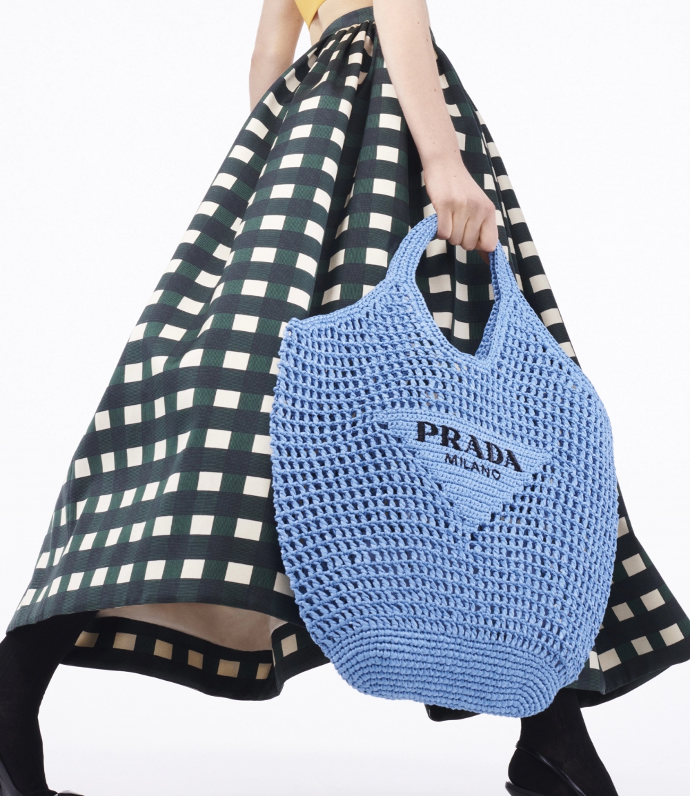 模特兒拎著Prada Raffia Tote Bag。