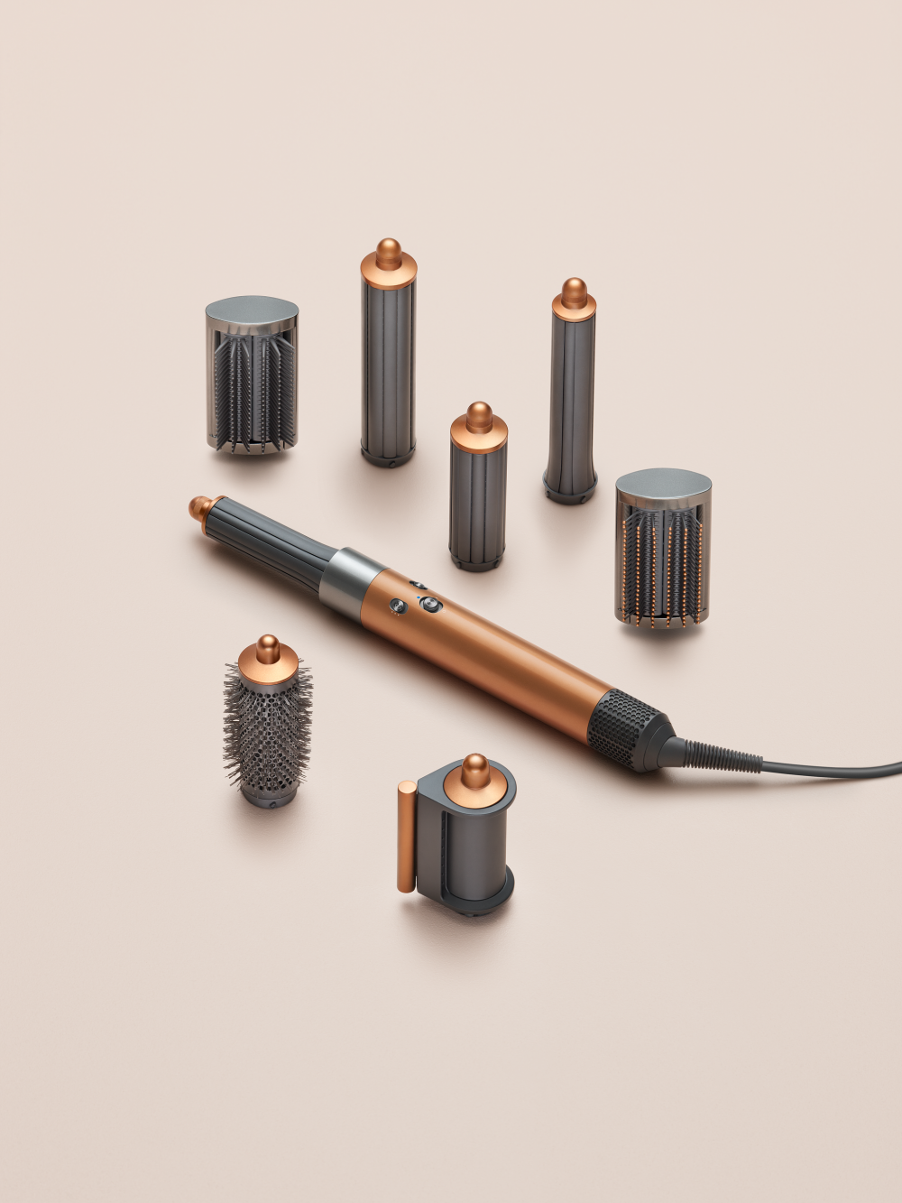 升級版Dyson Airwrap™多功能造型器最吸引的地方,就是切換氣流方向的(升級版) 30mm / 40mm造型髮捲。