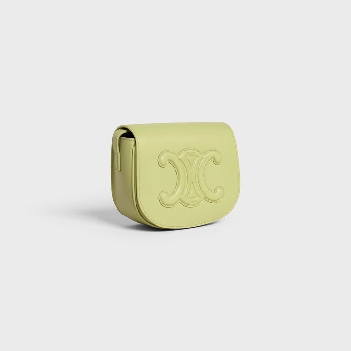 有著圓弧形輪廓的手袋也相當討喜。