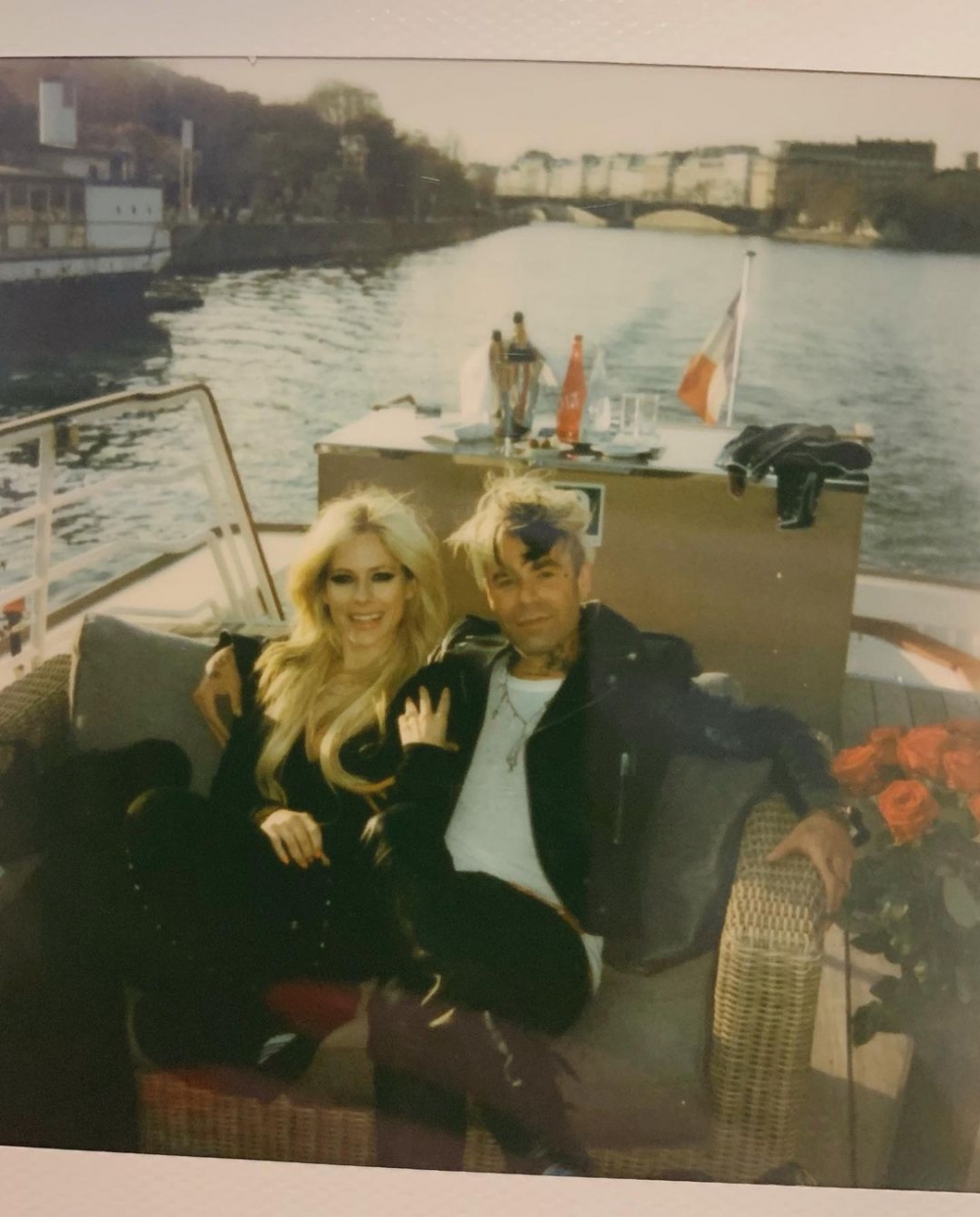 兩人留下了浪漫的合影,紀錄見證愛情的時刻。