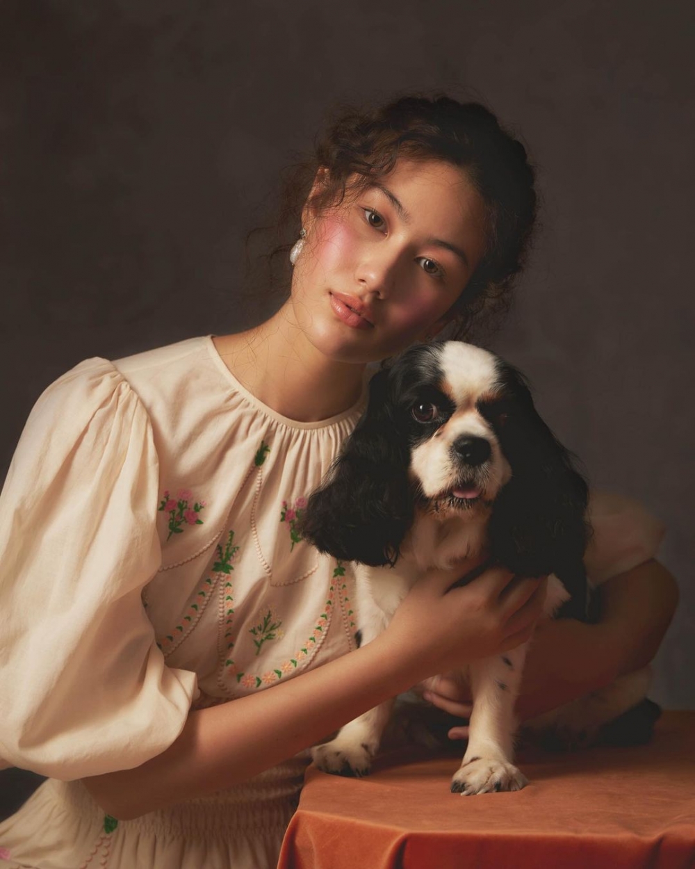 Lisa身上的這件洋裝出自泰國品牌Sretsis。