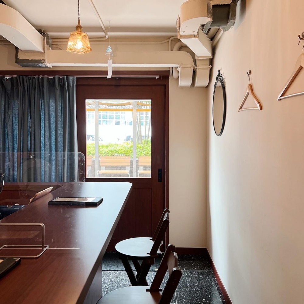 店內和煦的黃光也讓氛圍格外溫馨。