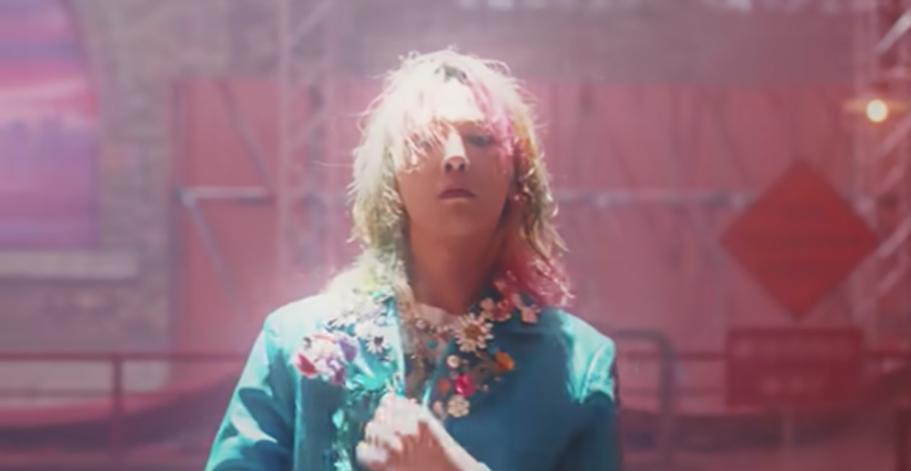 在MV中換了4套服裝的G.DRAGON。