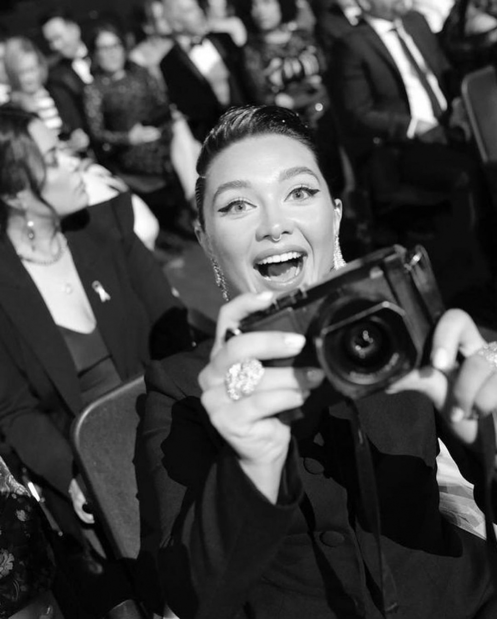 戲外的她表現直率的性格。