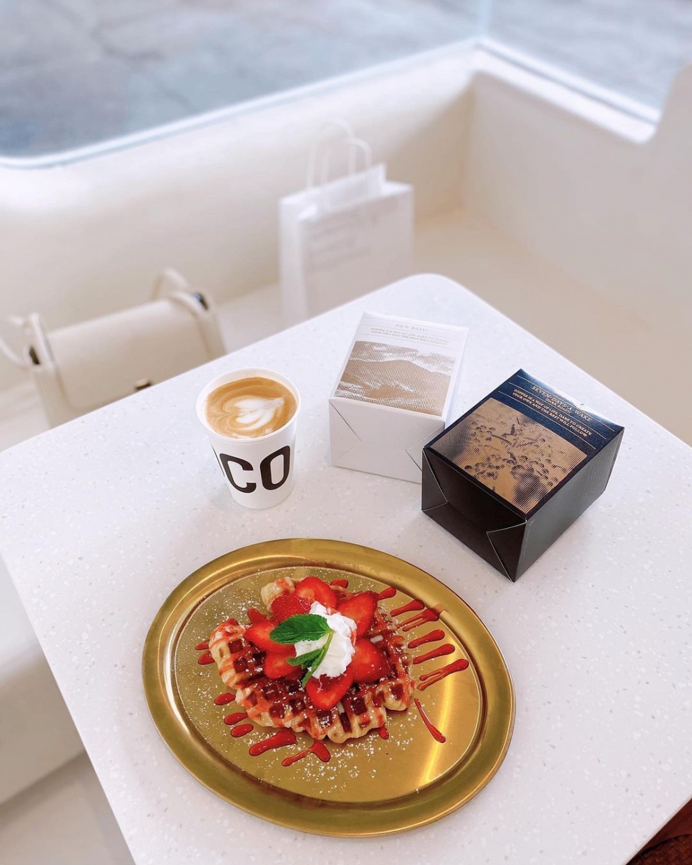 擺放在金色盤子上的草莓鬆餅看起來非常美味。