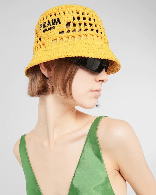 繽紛色搭配經典單品,發揮夏日的奢華氛圍。