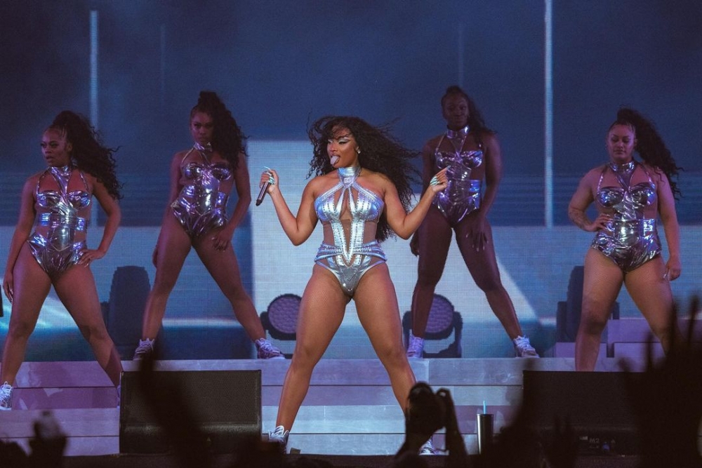 這次Megan Thee Stallion也以未來感的造型登場。