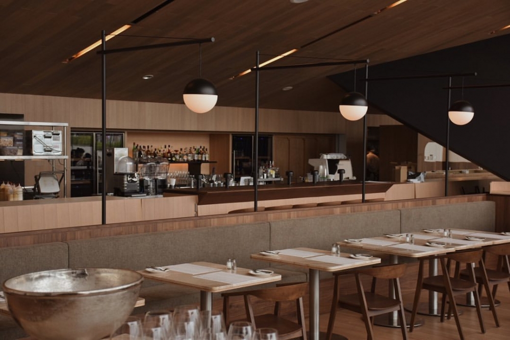 陳設以木頭質地的元素作為一部分。