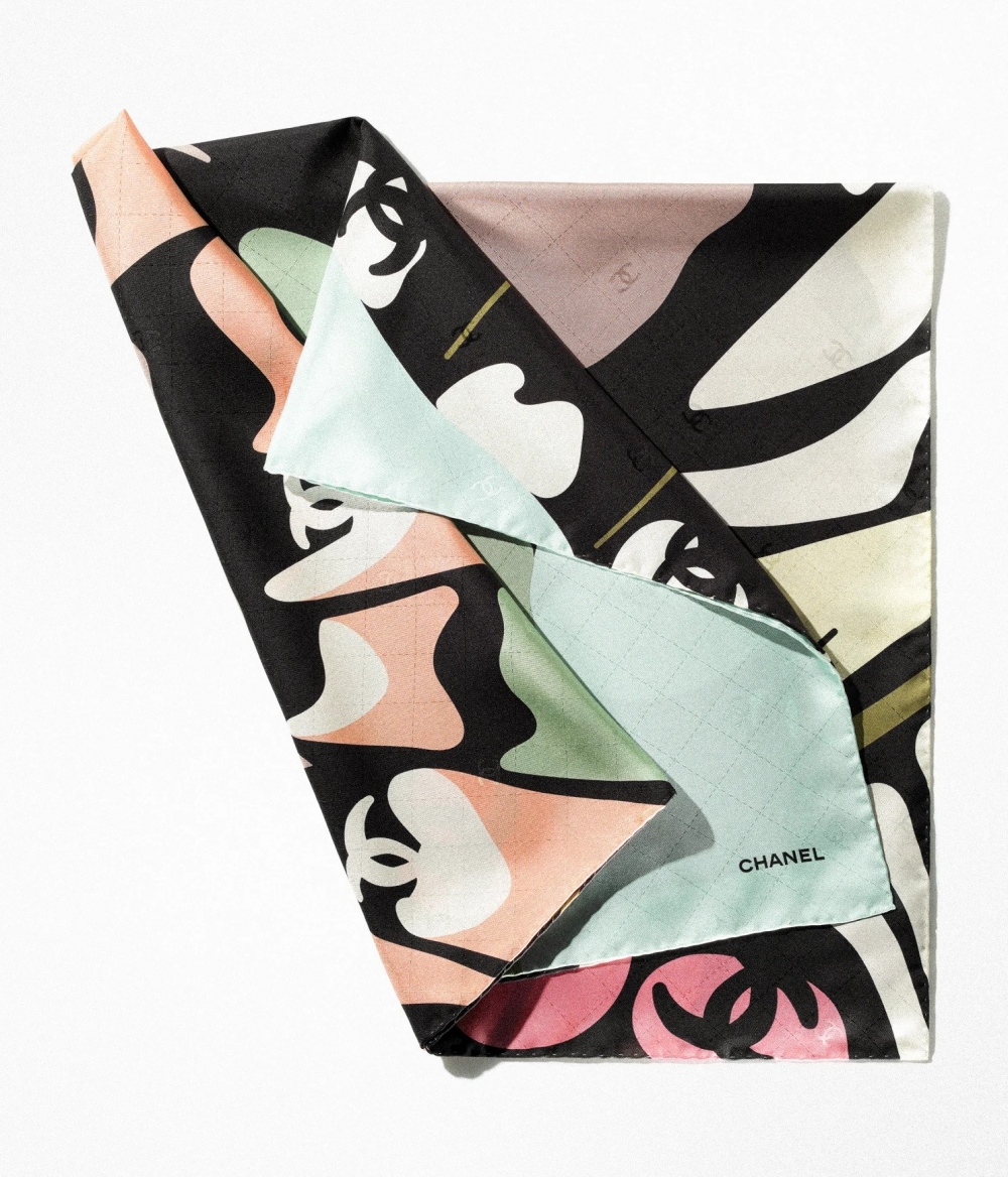 CHANEL Square Scarf春夏復古之味。