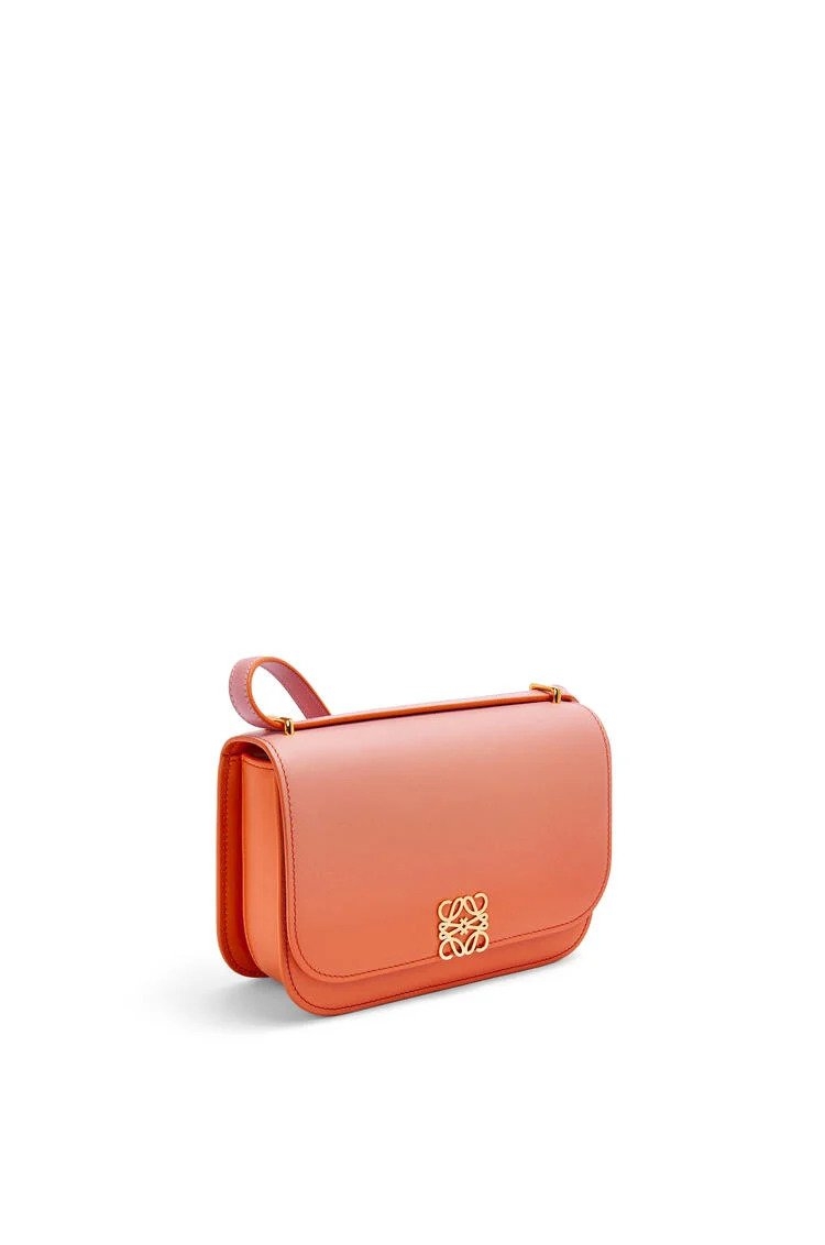 採用精美的真絲小牛皮手工製作。