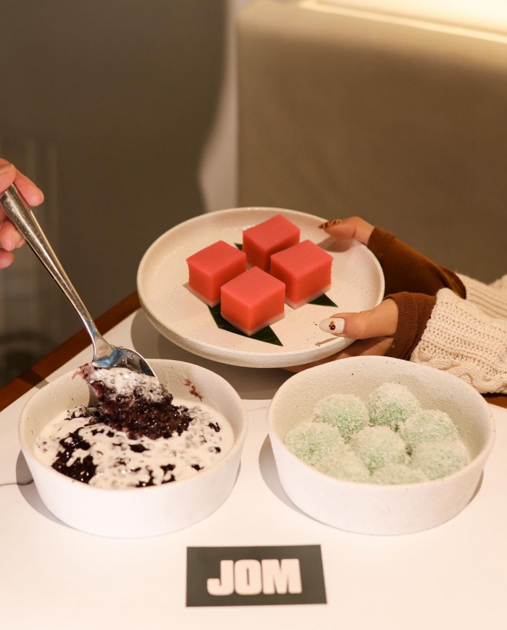 最後以甜品椰奶黑糯米、九層糕、椰絲球劃下句點。