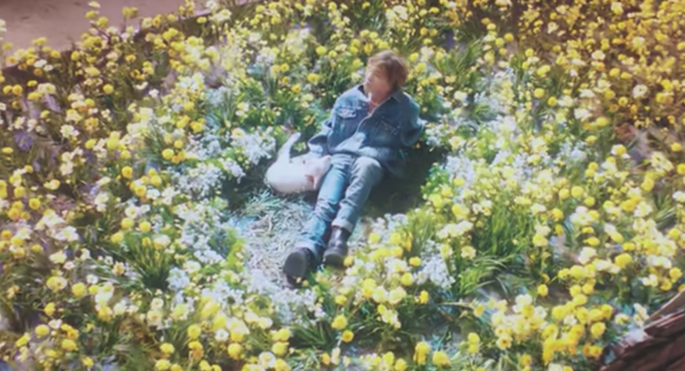 在MV中他穿上3套服裝登場。