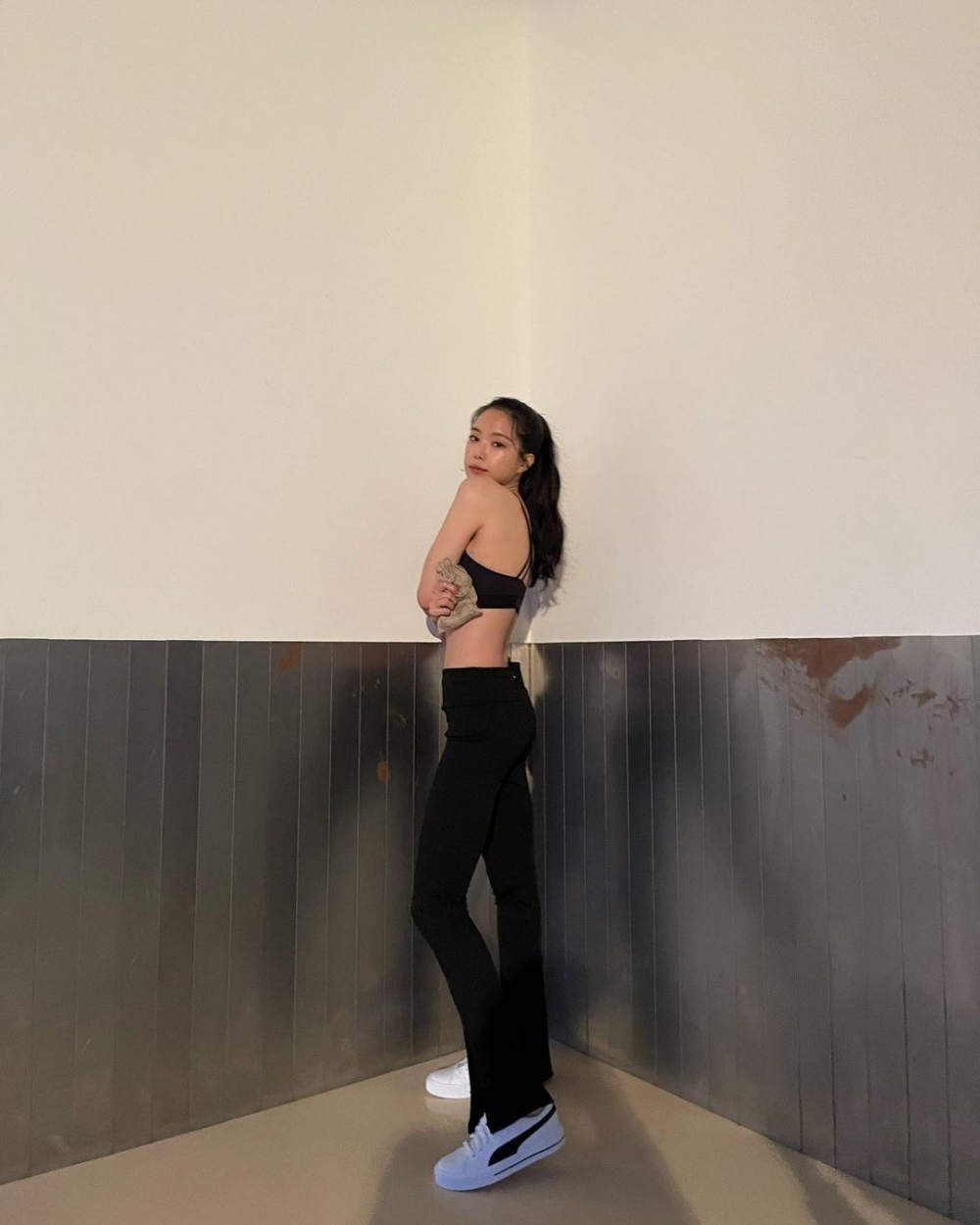 露出腰部是給予人舒服的清新氣質。