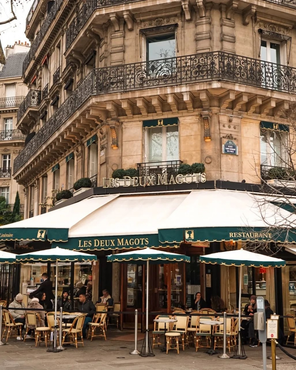 在街角的Les Deux Magots成為了浪漫巴黎街角。
