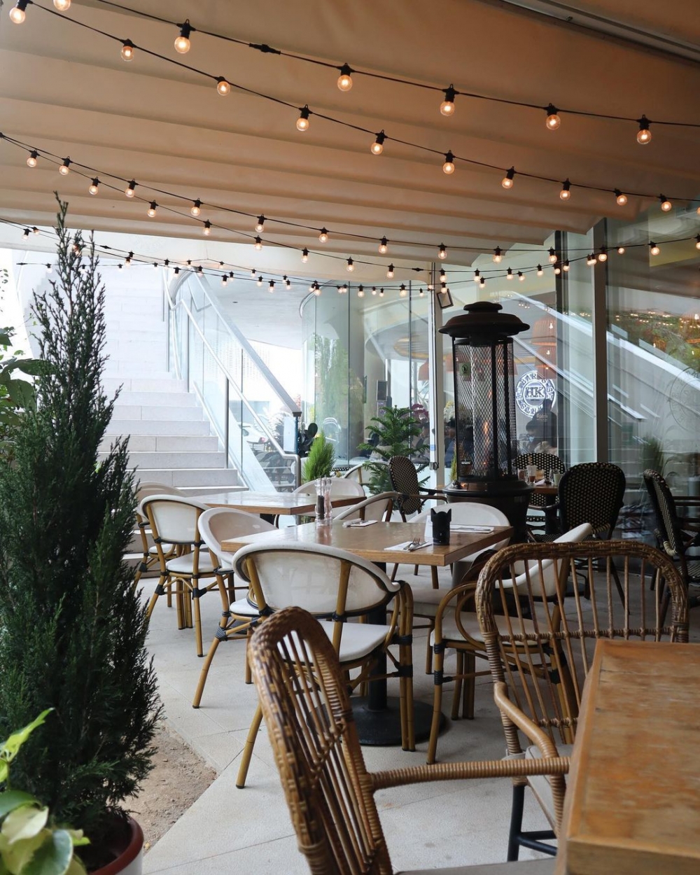 編織藤椅、木調的家具擺設奠定整體的基調。