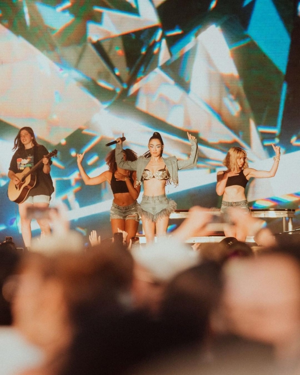 率性俐落的造型也讓她在舞台上相當搶眼。