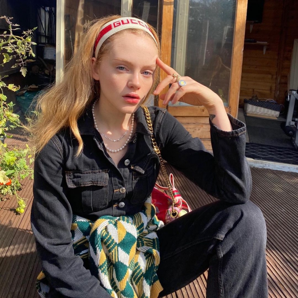 從模特兒到演員，她展開了在戲劇界的工作生涯。