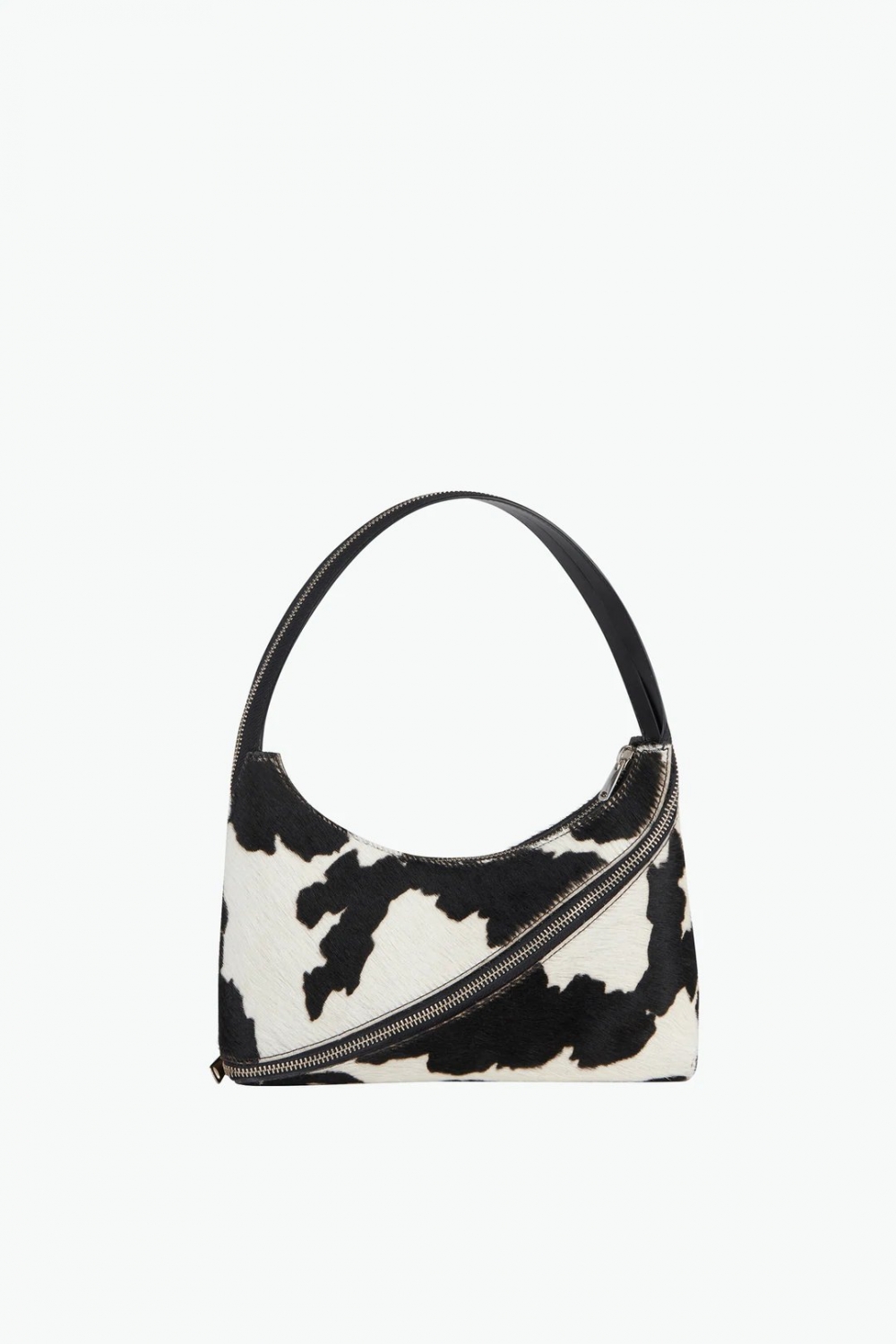 個性的拉鍊手袋搭配上乳牛圖案相當可愛。