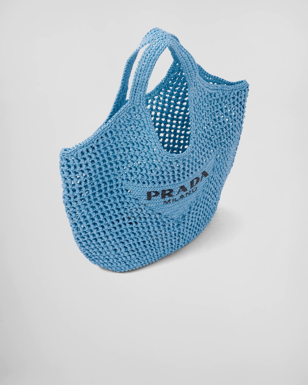 刺繡的標誌性字母徽標飾在手袋正面。