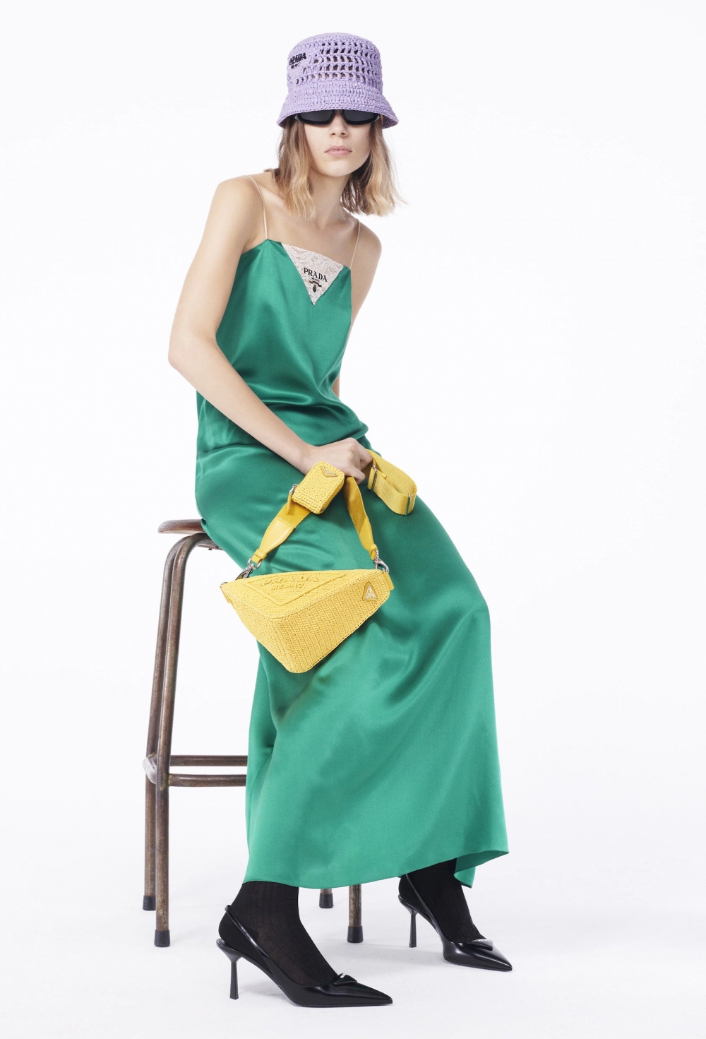 正在步入夏天Prada釋出全新形象照。