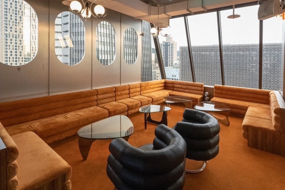 橘色的沙發，多了幾分摩登的時髦感。