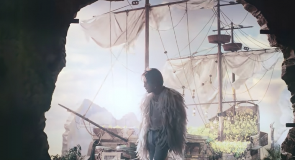 從丹寧套裝的有著羽毛的外套架勢十足。