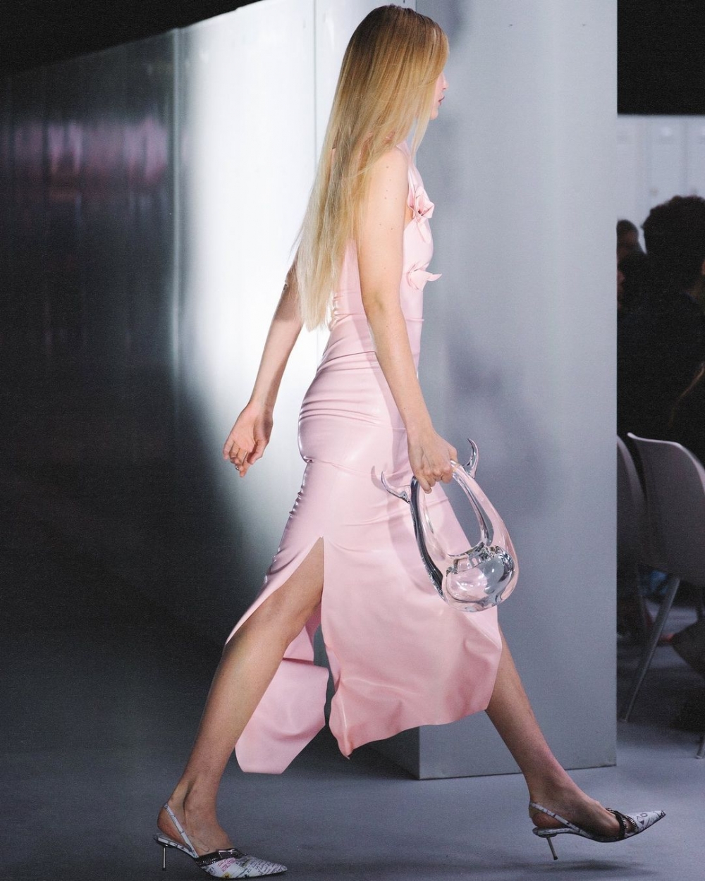 在秀場上,這款手袋由Gigi Hadid詮釋。