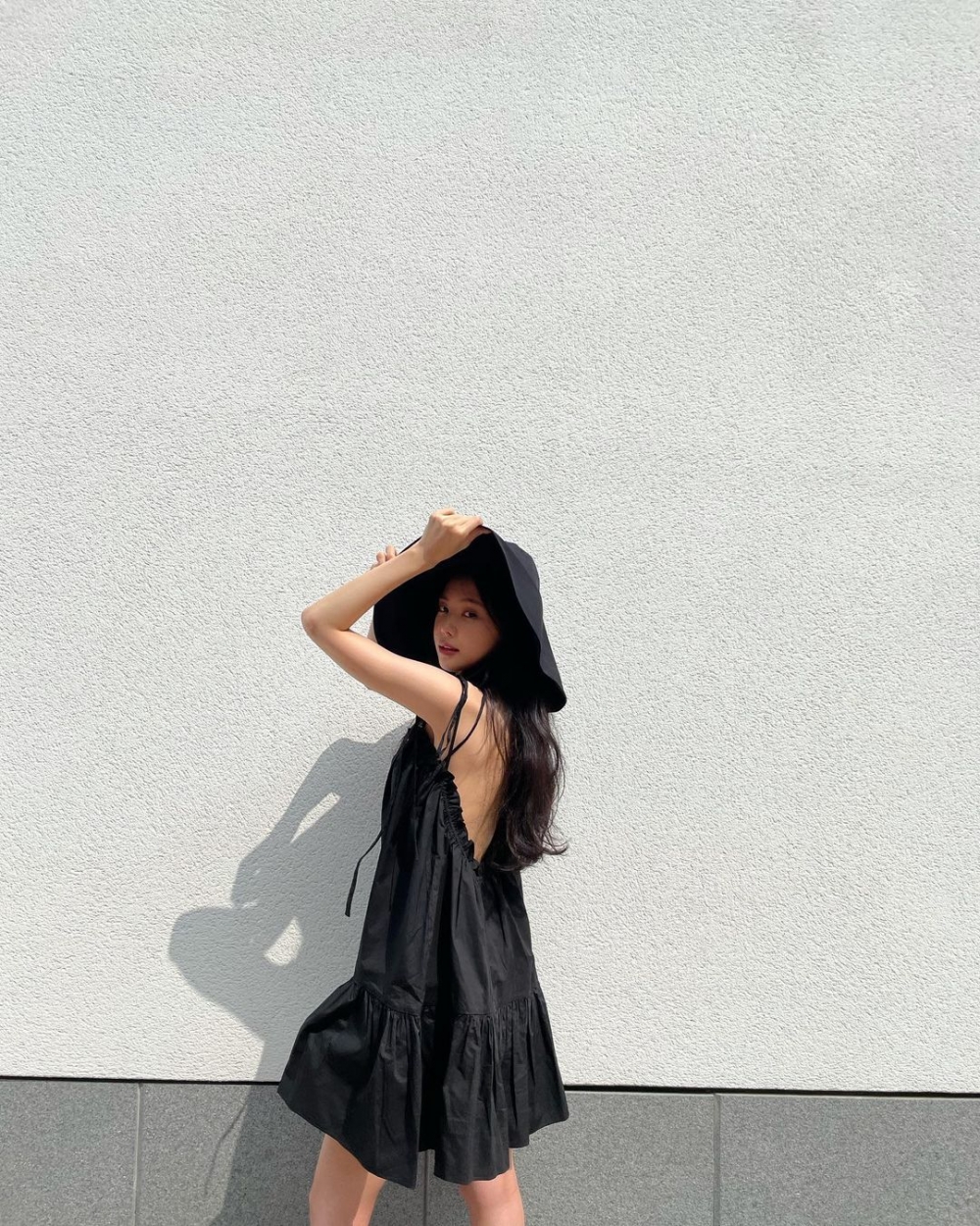 黑色的蓬鬆的短版洋裝合適夏日出遊。