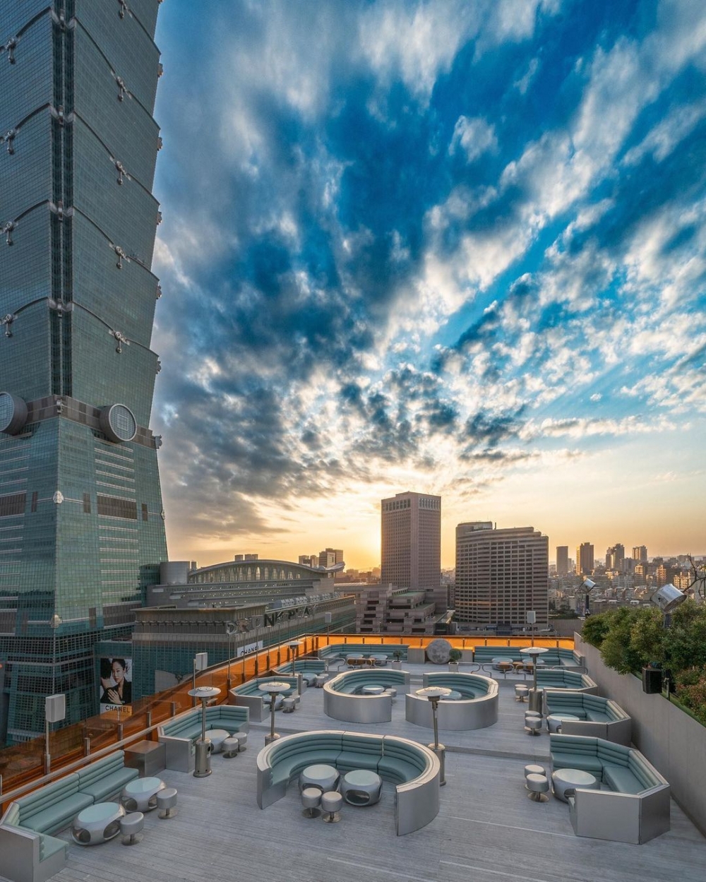 在台北101旁有一間太空風格的天空酒吧！