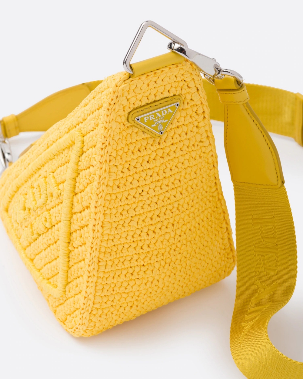 將Prada歷史性的三角標誌放大為立體版的手袋。