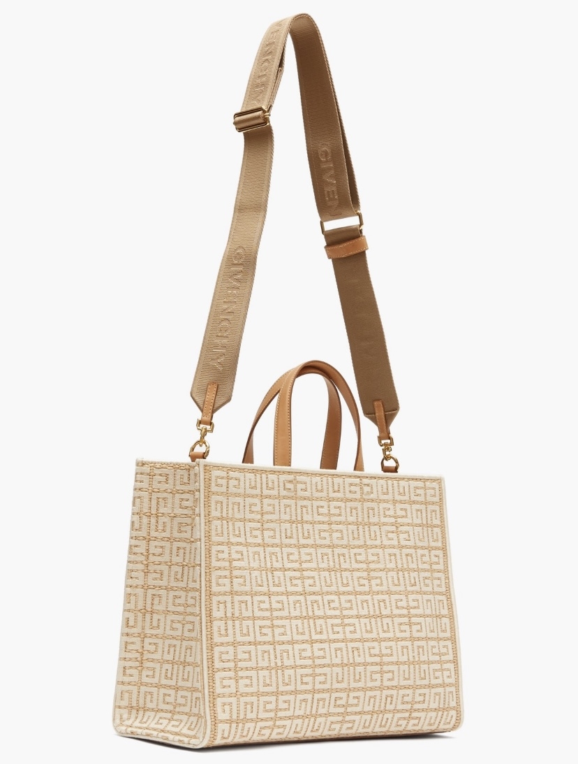 配有皮革頂部提手，以及底部的保護設計。