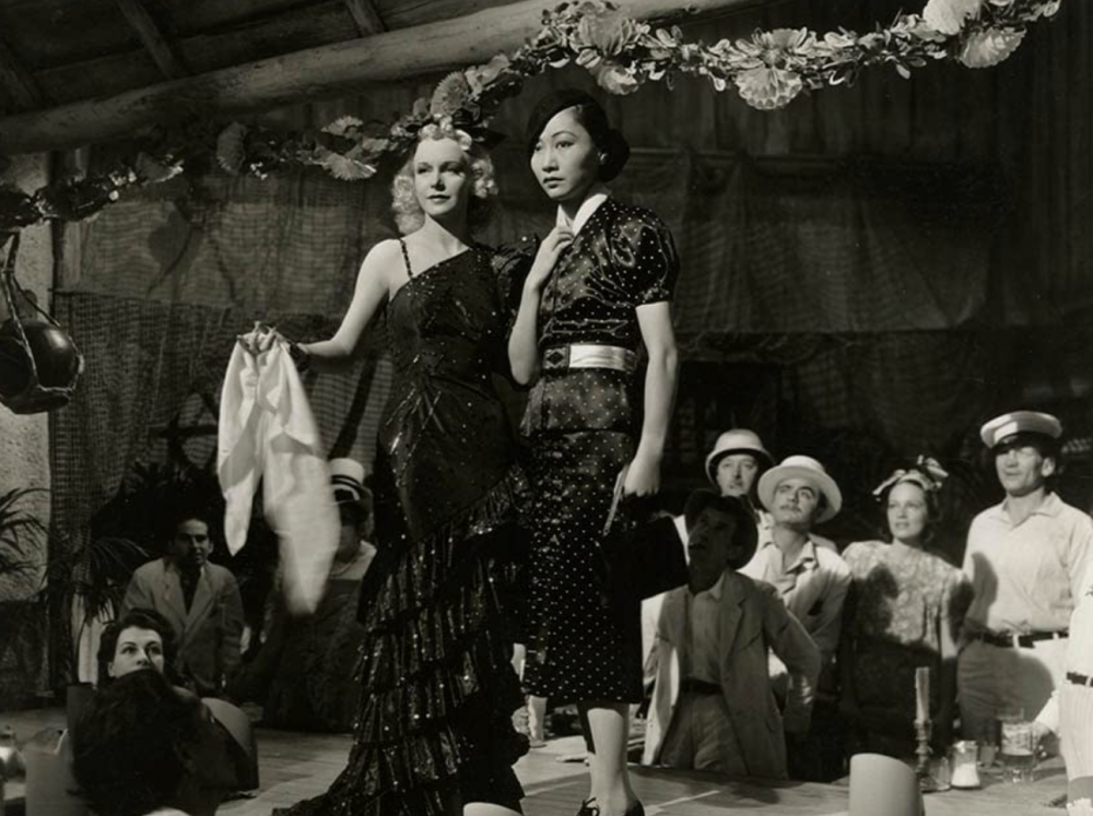 在劇中她總是時髦的登場。