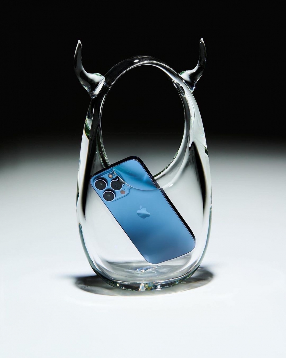 有著醒目的惡魔角造型,這款玻璃手袋一推出就引人注意。