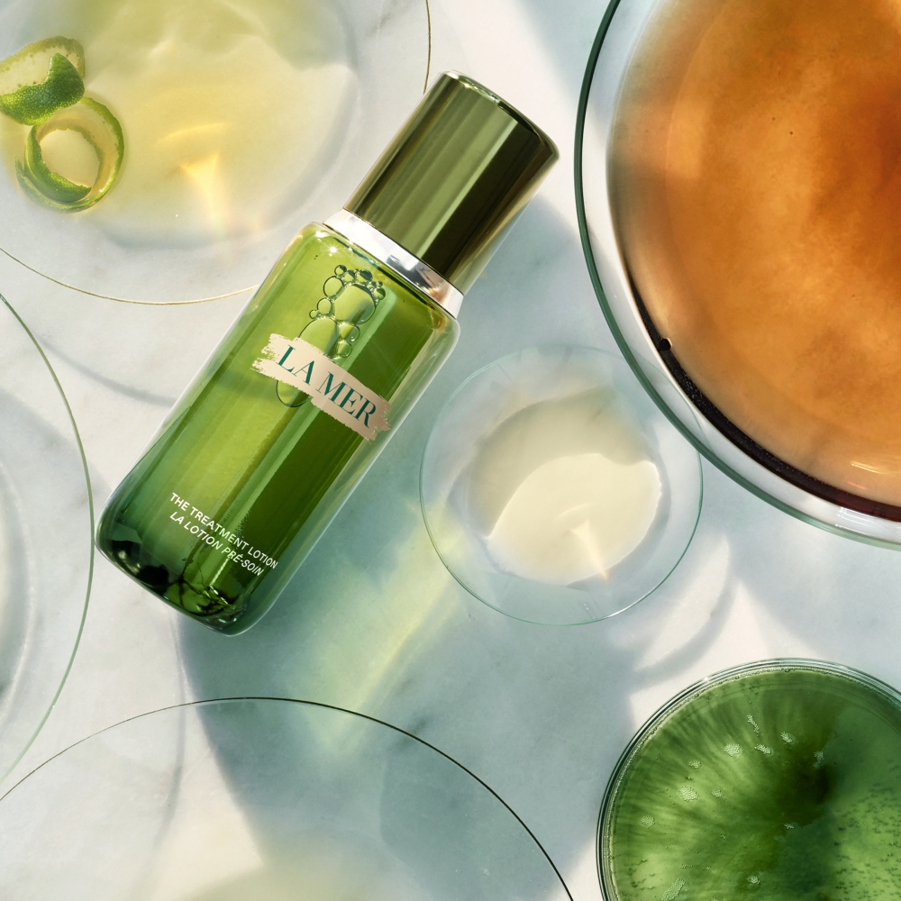 La Mer 全新昇華版肌底修護液不但具備高效的保濕抗老修護,更能啟動肌膚吸收機制,令後續護膚品保養事半功倍。