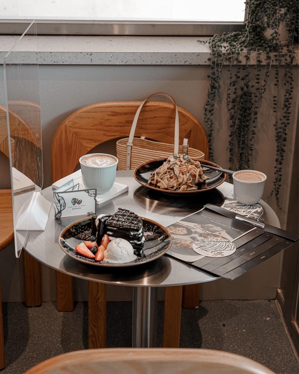 甜品的部分則有窩夫、甜而不膩的Tiramisu等。