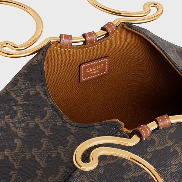 空心的金屬凱旋門作為提把。