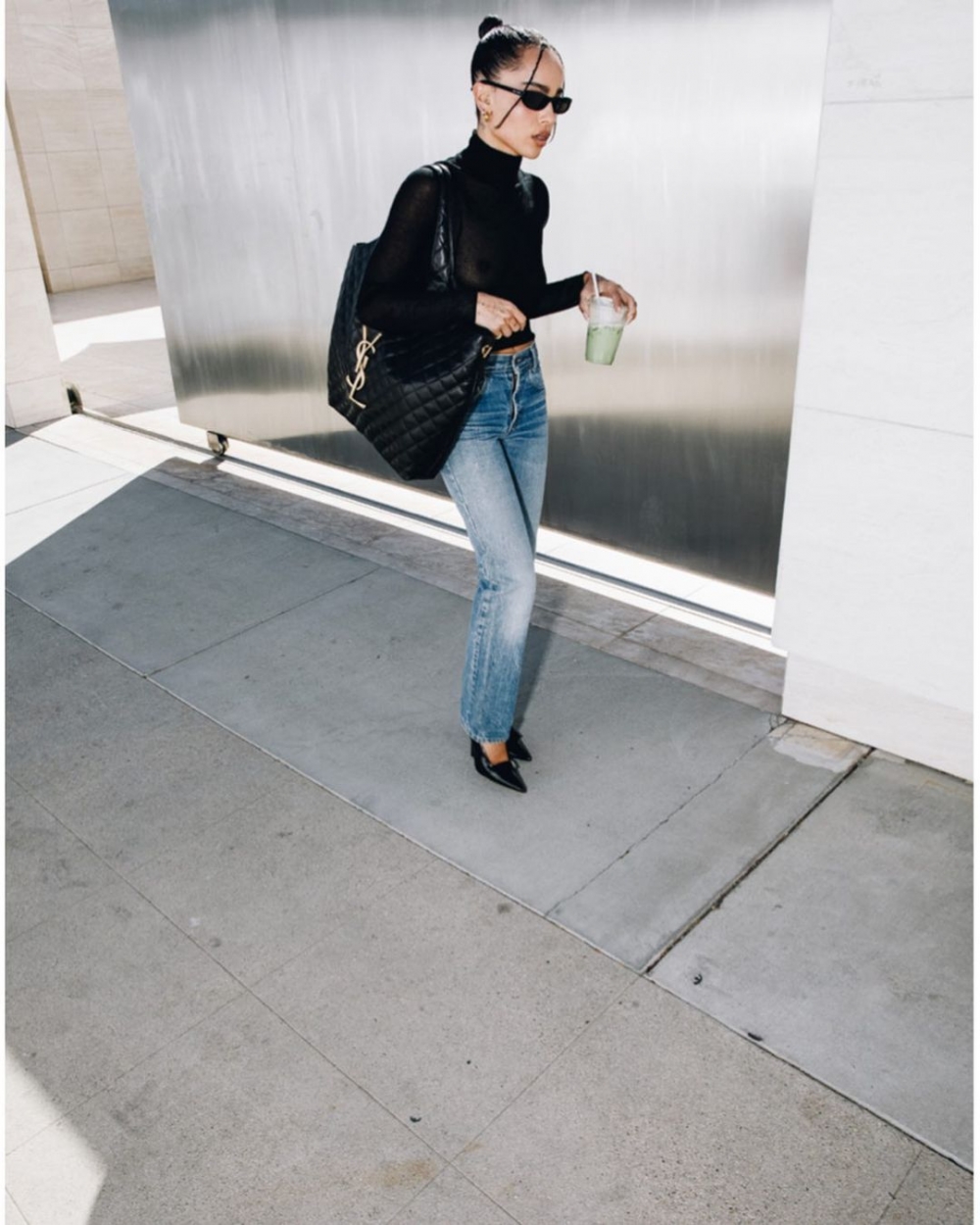 Zoë Kravitz演繹全新Saint Laurent托特手袋。