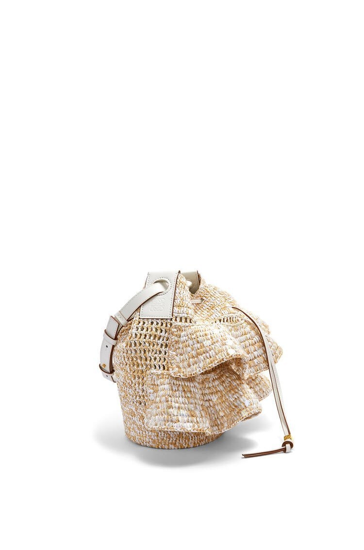 以堆疊的編織拉菲草荷葉邊設計。