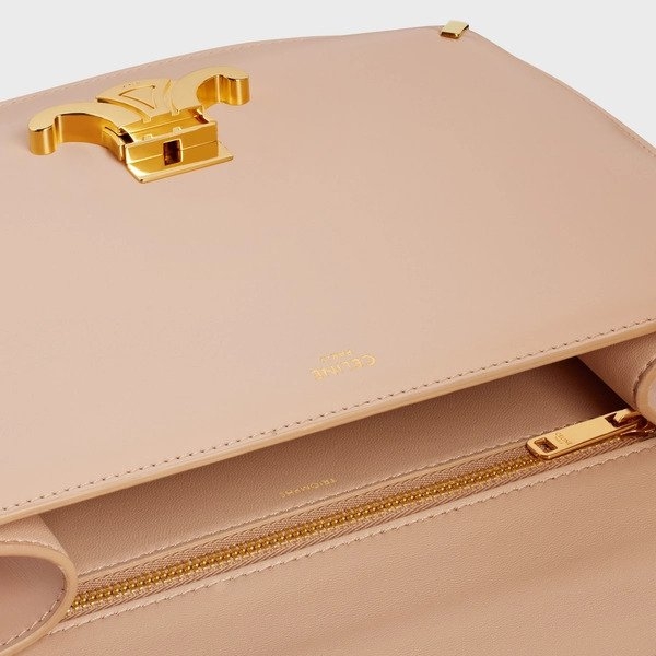 金屬凱旋門與金色鏈條相互輝映。