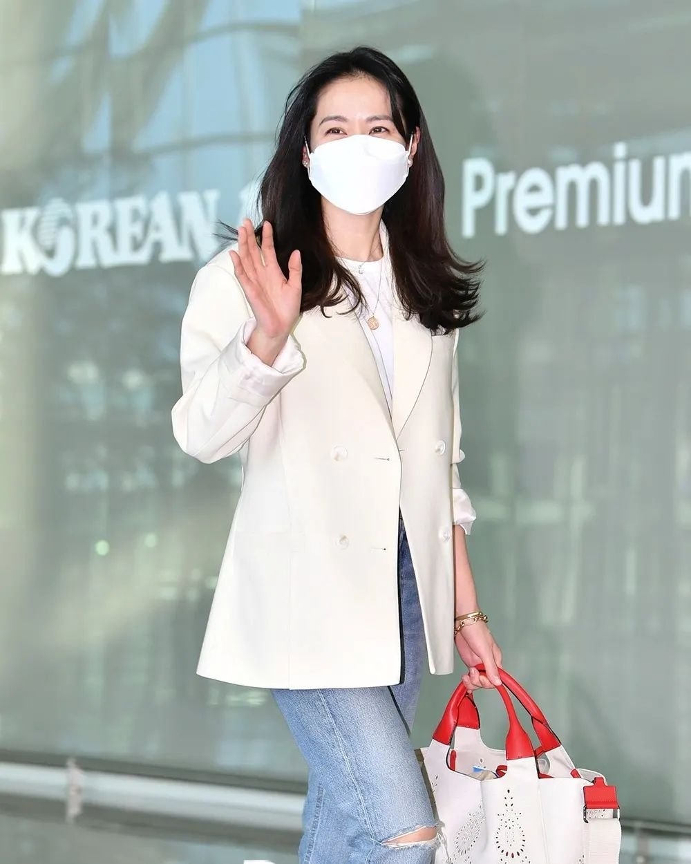 機場穿搭通常要兼具時髦與舒適也是許多人關注的方向。