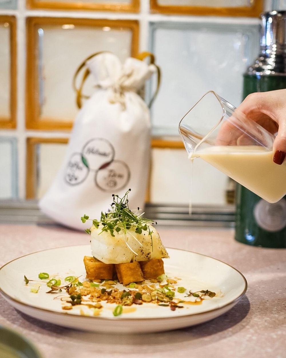 有著豆漿、蔥花、油炸鬼、鱸魚組合的餐點也相當新潮。