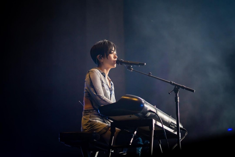 Hikaru Utada(宇多田光)在舞台上自彈自唱的表演。