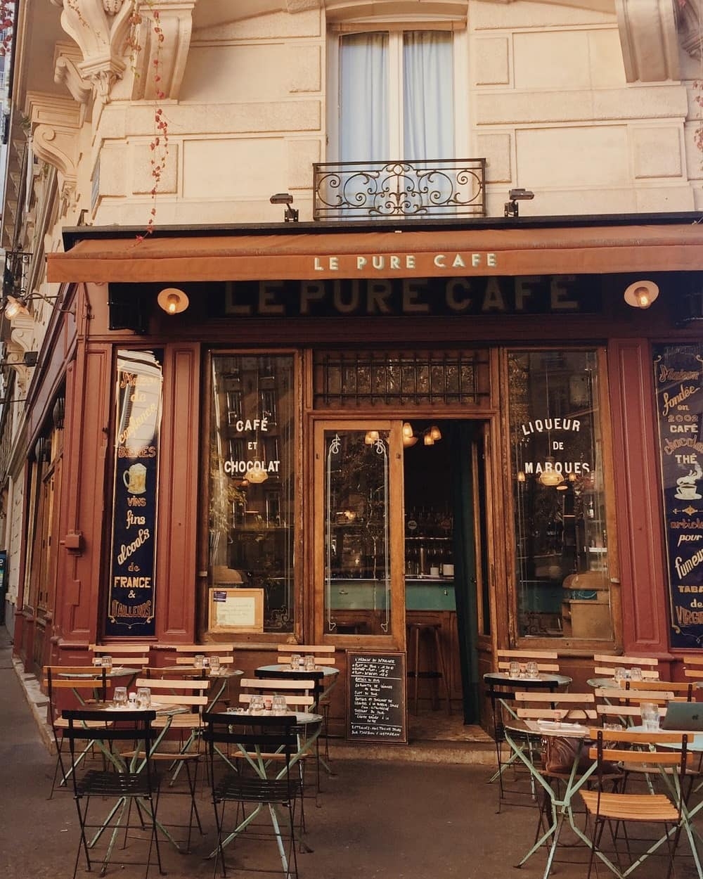 將桌椅都擺放在店外,讓你能夠感受街頭上的氛圍。