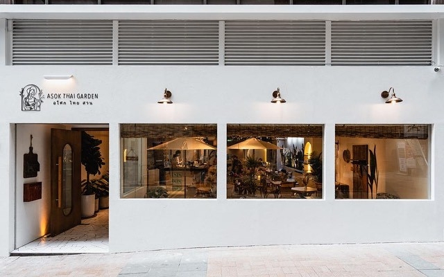 有著高雅的白色外觀,搭配了三個大面積的玻璃窗相當吸引人。