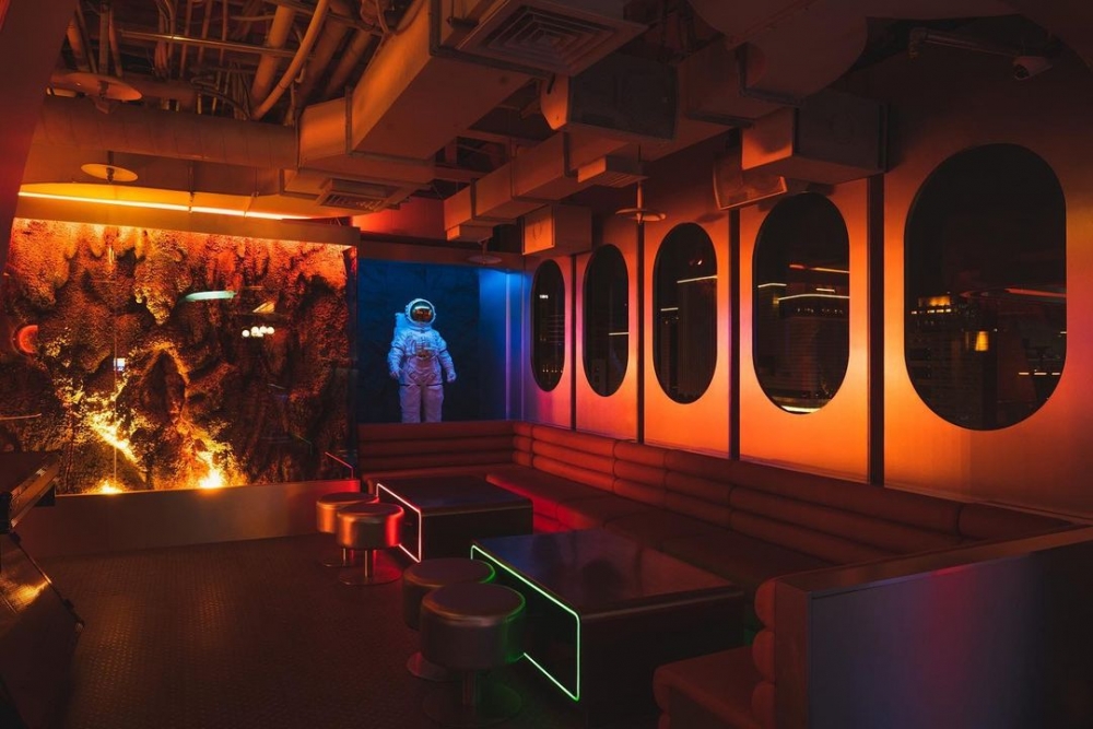 而酒吧內更有著許多不同的主題區，供你選擇。