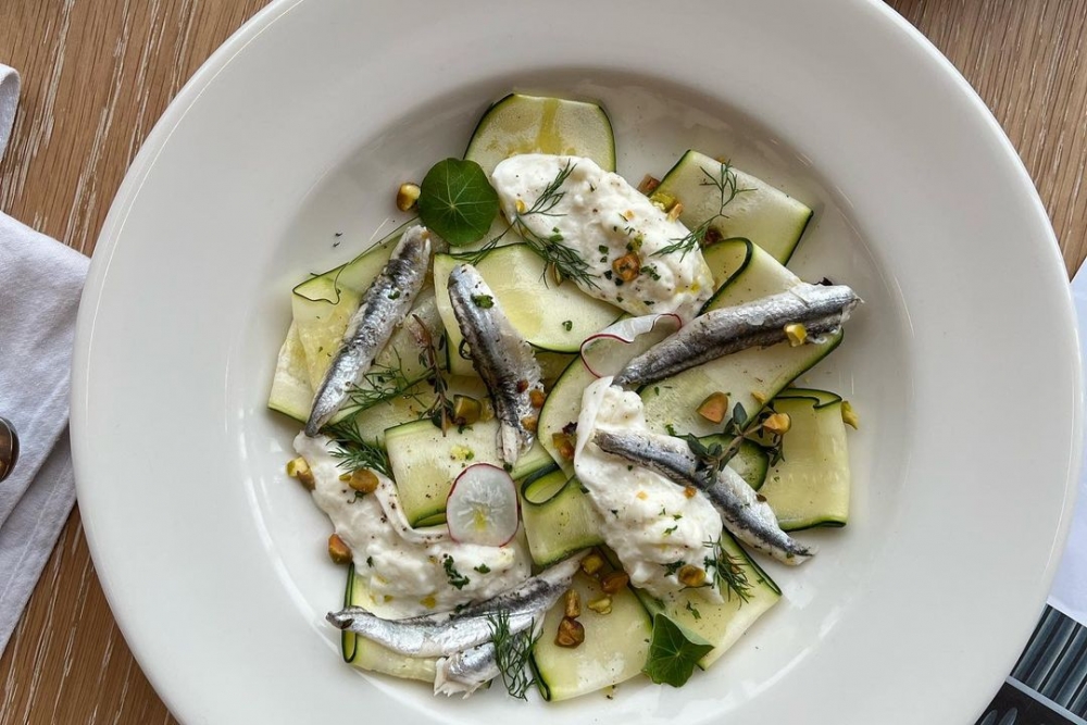 白鯷魚櫛瓜布拉塔起司。