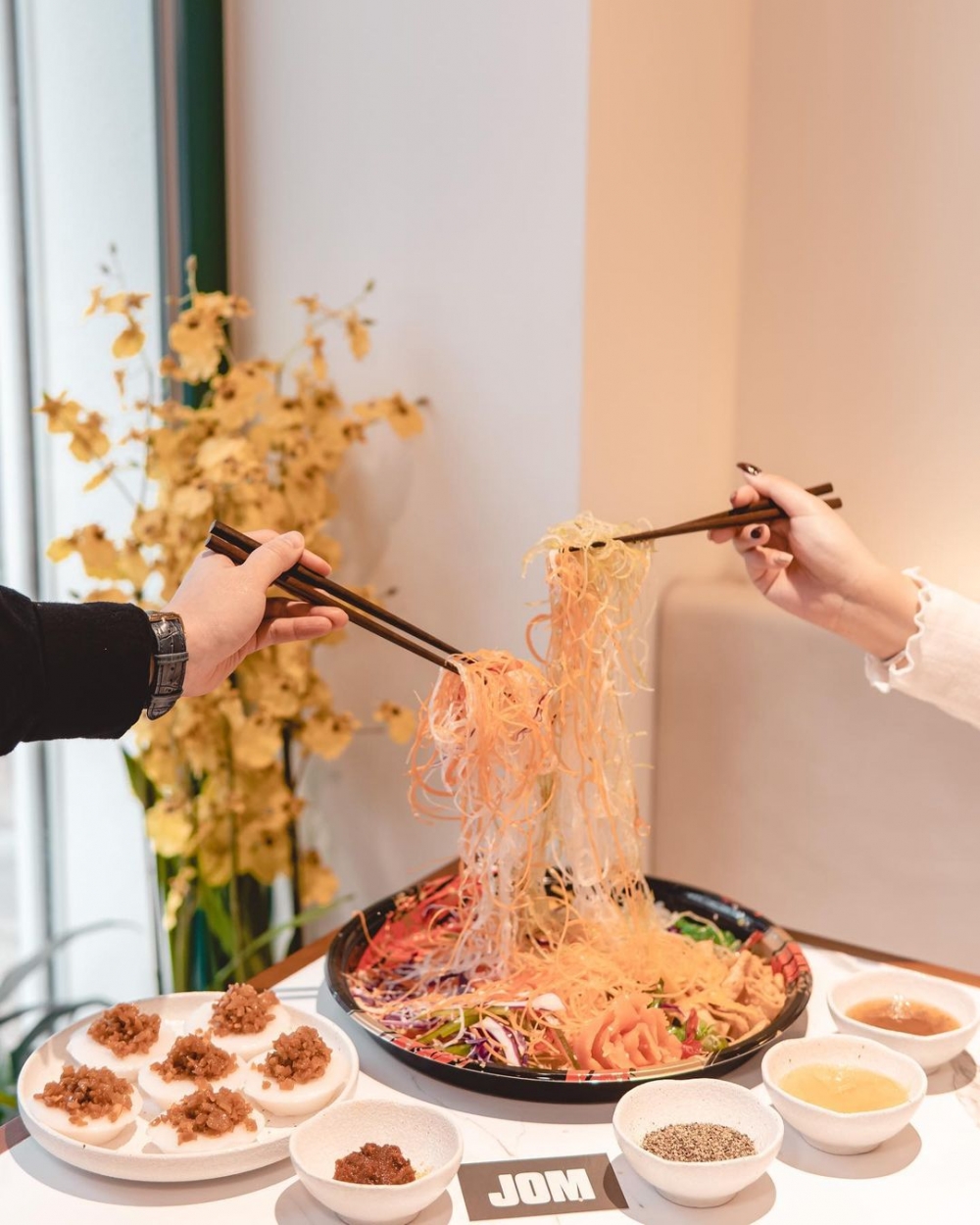 令人食指大動的撈起魚生。